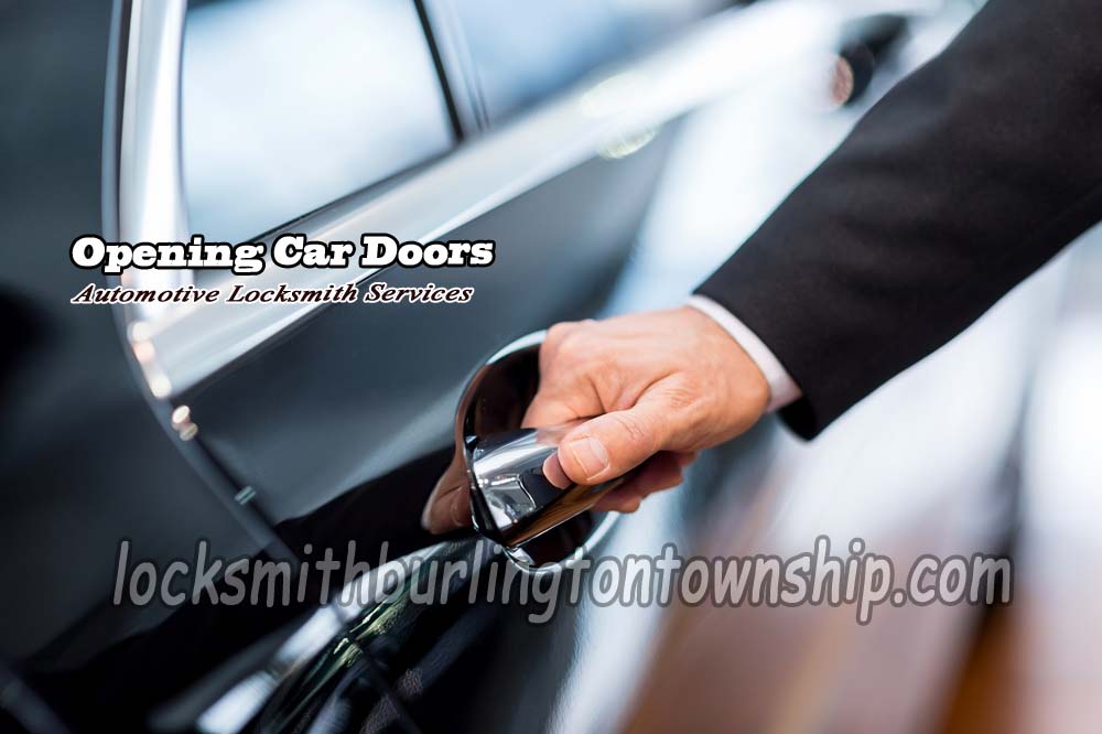 Burlington-Township-locksmith-opening-car-doors
